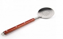 Шумовка с деревянной ручкой (не глубокая)