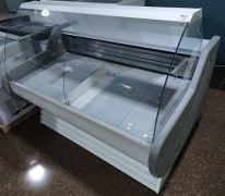 Холодильная витрина 1.5 м -5 +5 выкладка 670 мм.